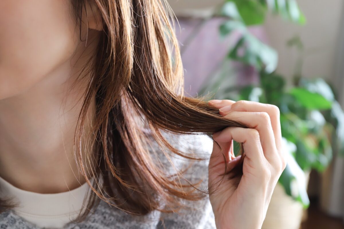 ヘアケアしてる女性