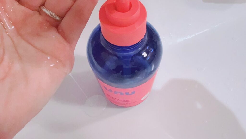 サルフェートフリーのunu（ウヌ）ウヌボレストレートシャンプー