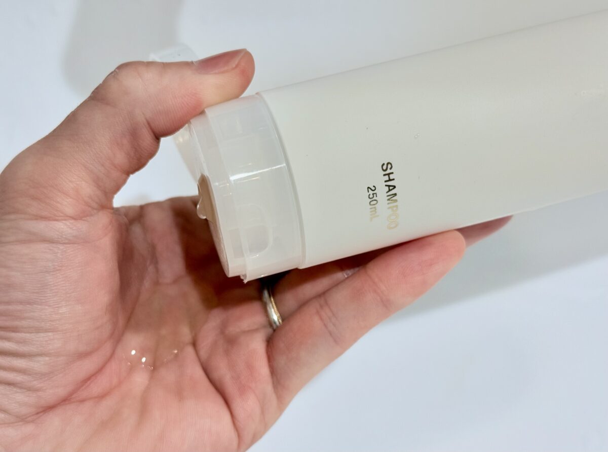 シルクザリッチシャンプー モイスト&リペア(白)の液体