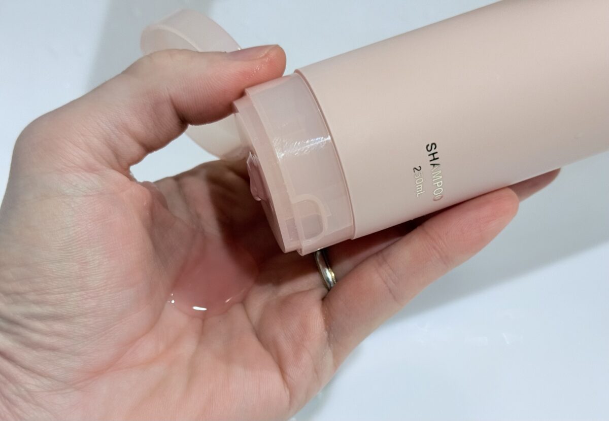 シルクザリッチシャンプー ハイモイスト&リペア(ピンク)の液体