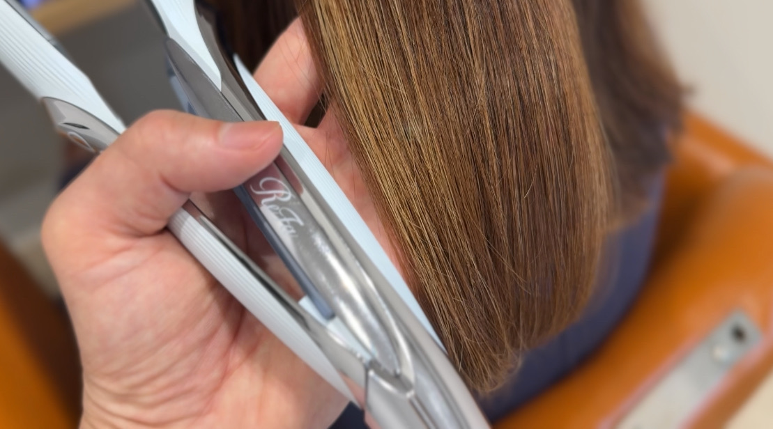髪が傷みにくいストレートアイロン