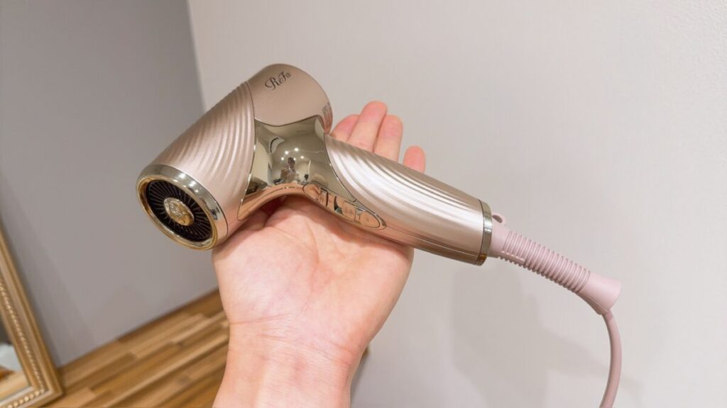 超軽量】リファドライヤーSEを美容師が口コミ評価！違いや使い