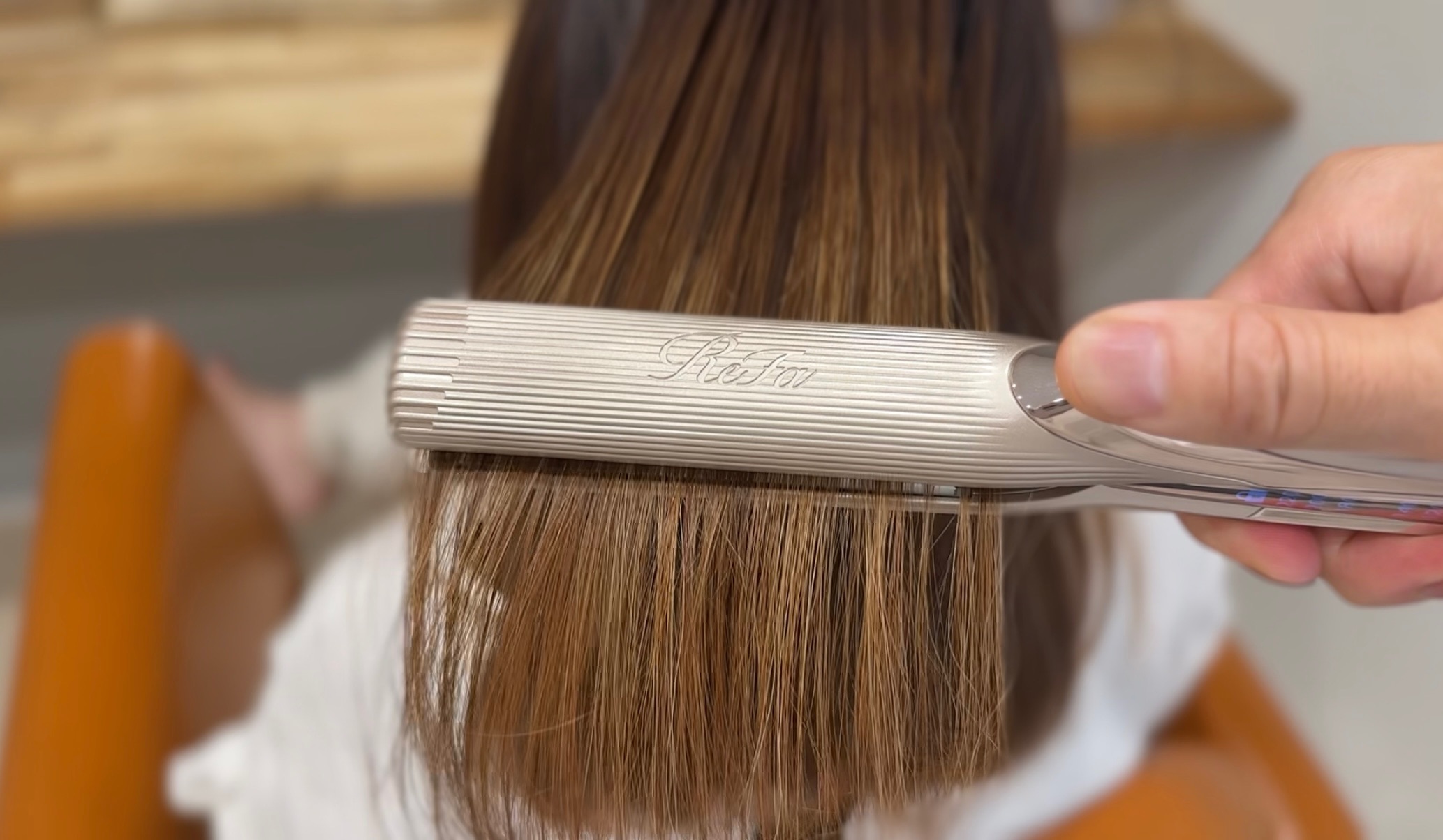 2025新作のリファストレートアイロンプロ+(プラス)の使用写真